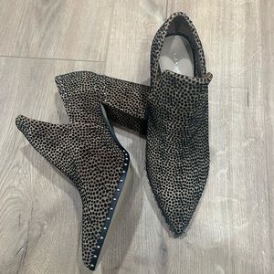 Gianni Bini tan and black animal.